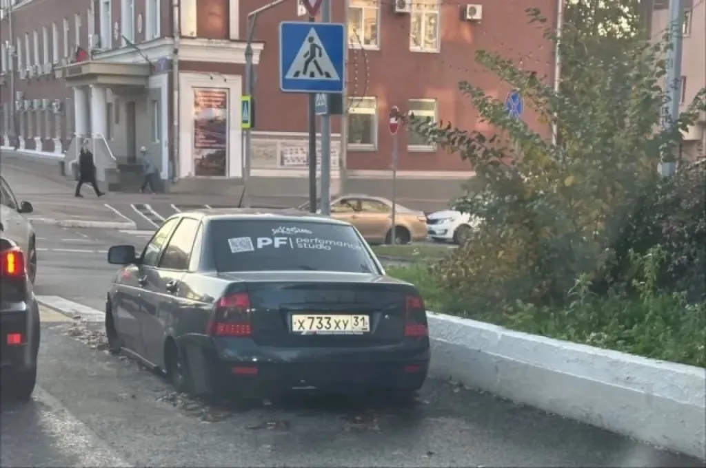 Брошенная «Приора» больше недели мешает проезду в центре Белгорода