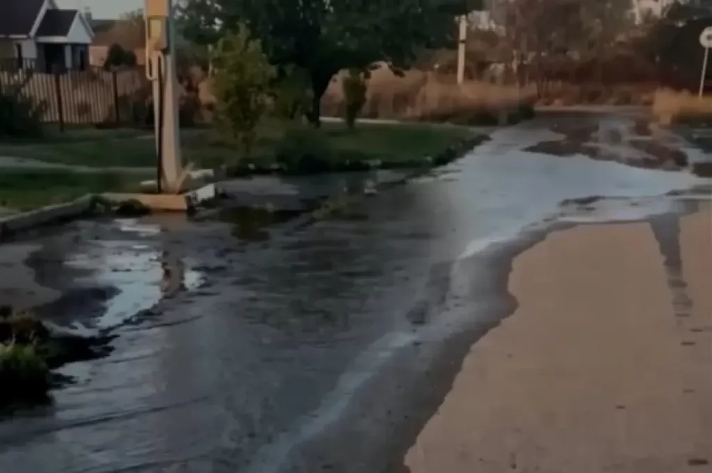В Белгороде третий день из люка льётся вода на улицы