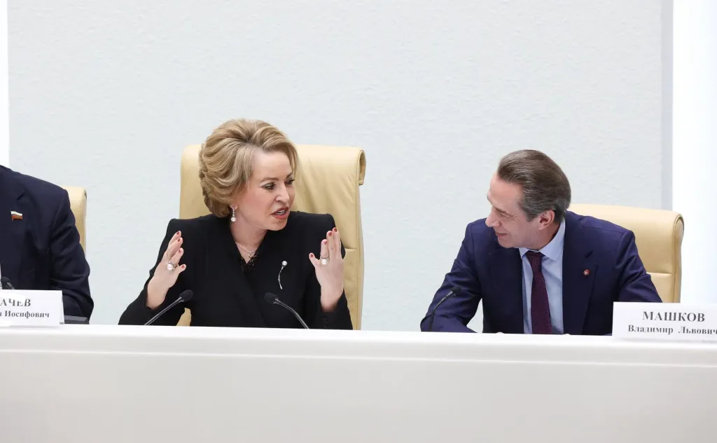 Матвиенко предложила Шуваеву обращаться за федеральной поддержкой